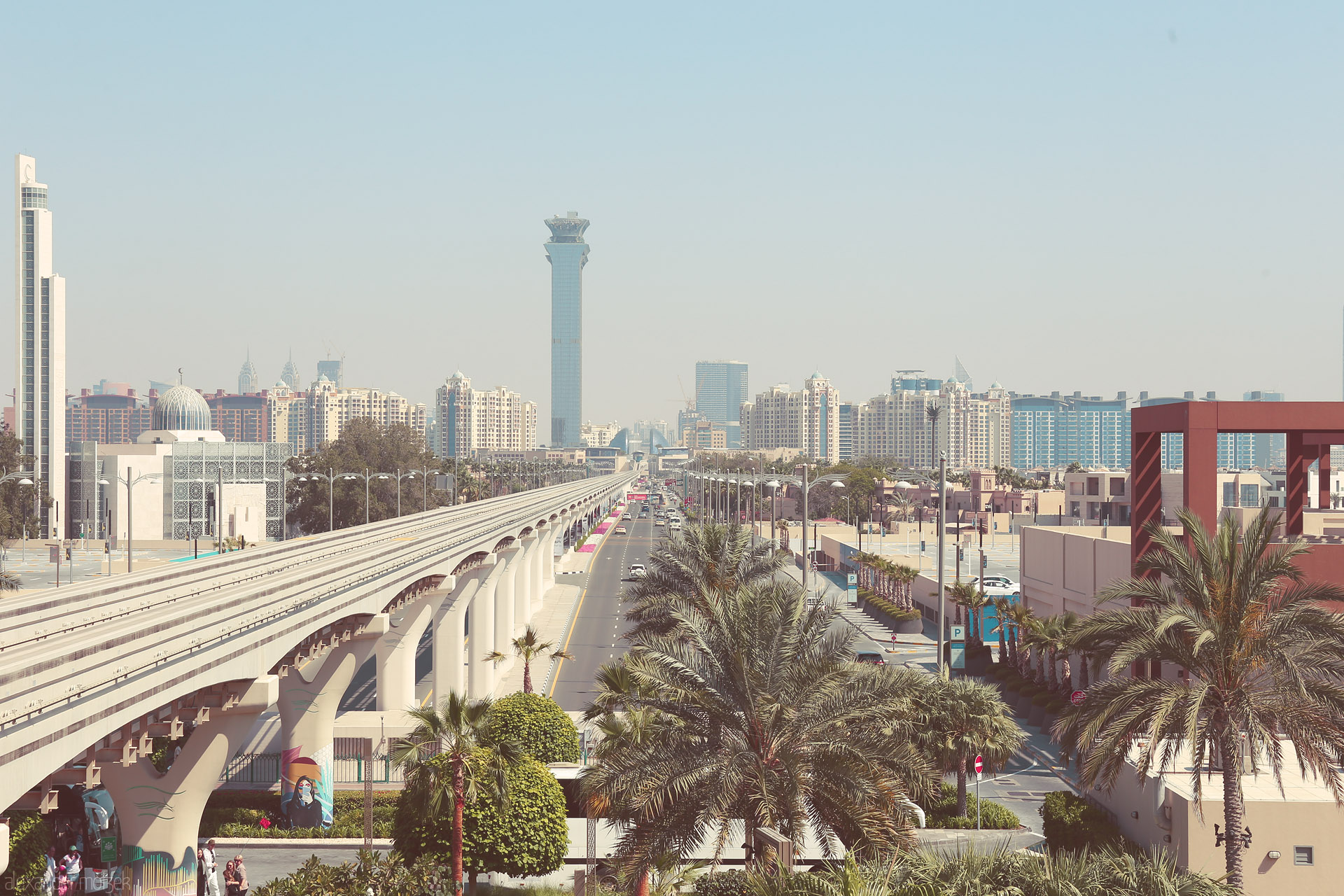 Foto von A sun-drenched Dubai avenue lined with palms, the Palm Jumeirah skyline, and desert modernity blend under the Arabian sky.