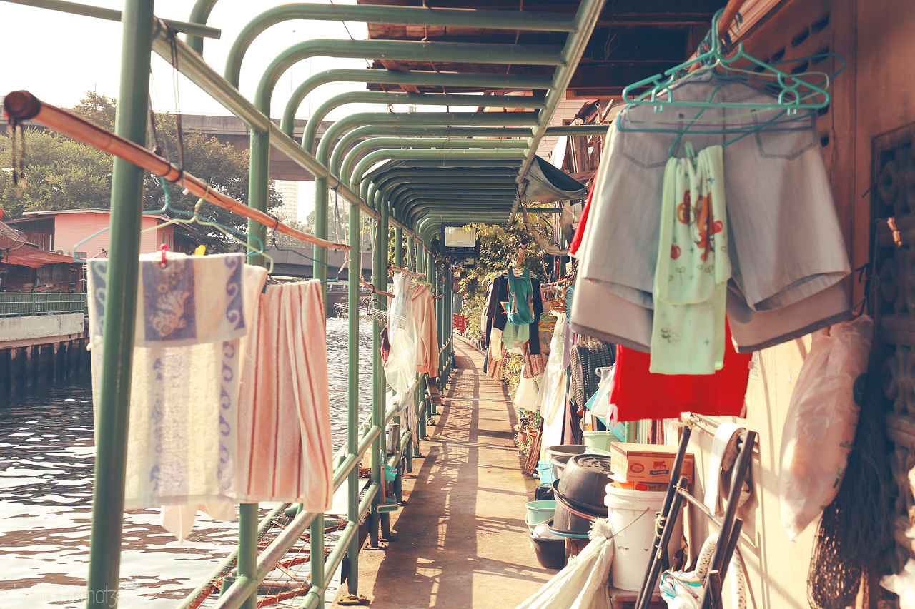 Soi Sway Foto von A vibrant passage by the canal in Thanon Phetchaburi, Bangkok, adorned with colorful drying clothes and local life.