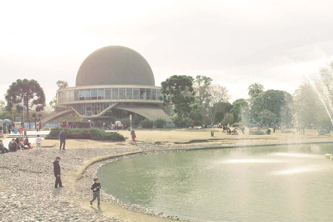 Planetario Peatonal Foto von Astronomical wonders at Planetario Galileo Galilei, Buenos Aires, with tranquil waters and playful wanderers under a sunlit sky.