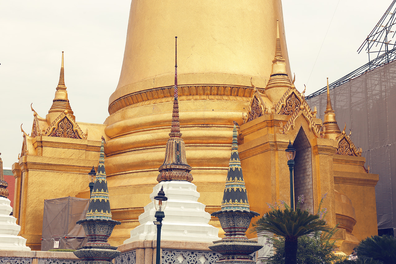 Foto von A stunning golden stupa in Phra Borom Maha Ratchawang, Bangkok, showcasing intricate architecture and cultural grandeur.