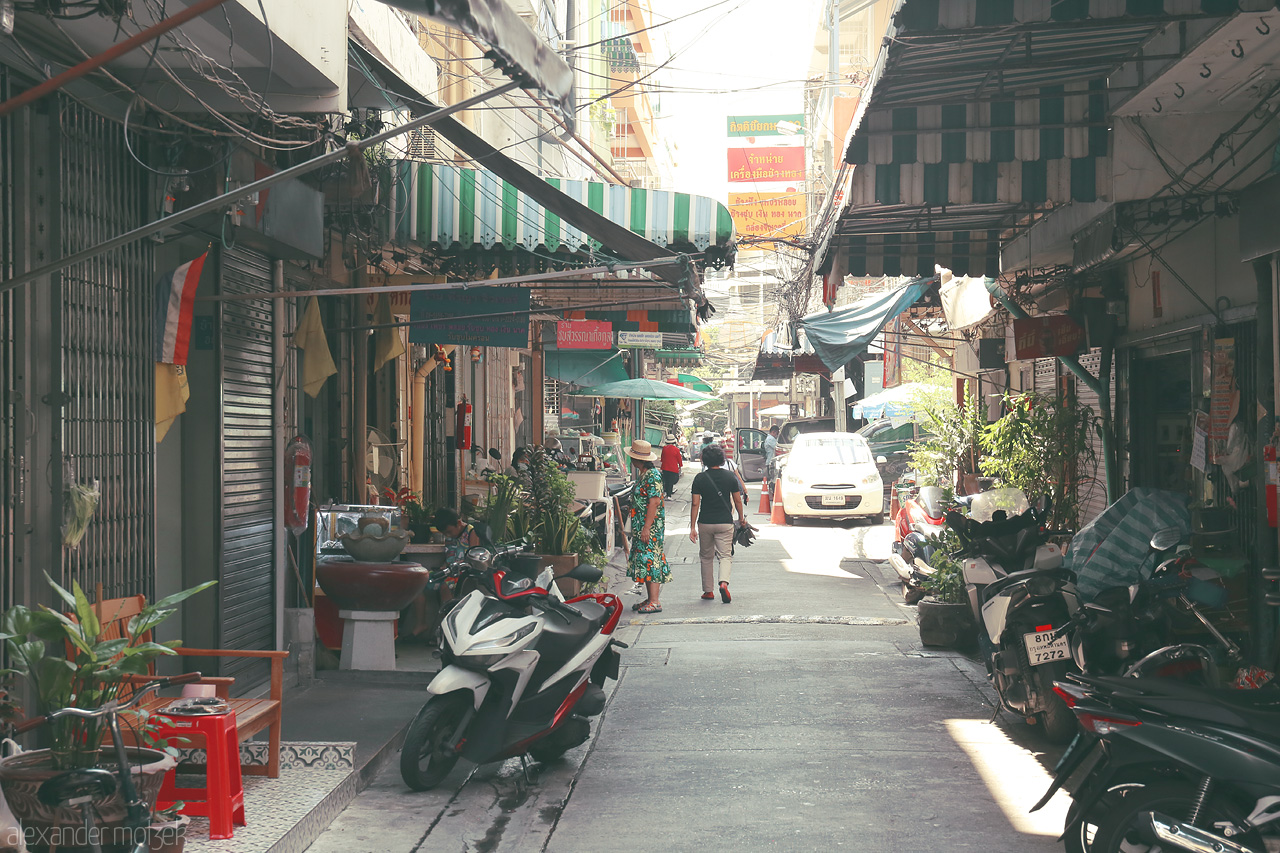 Foto von A vibrant Bangkok alleyway near Wat Ratchabophit, bustling with life, scooters, and local charm.