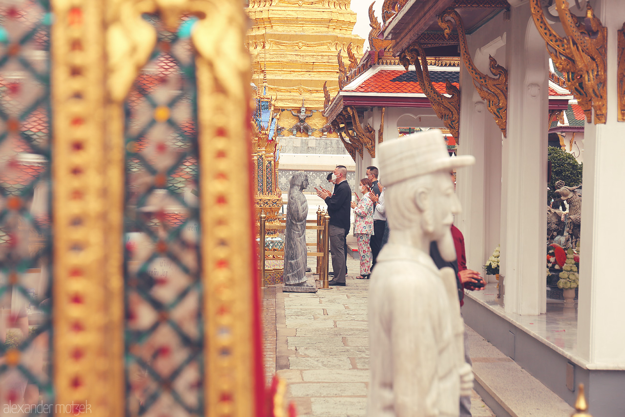 Foto von Admire the intricate cultural tapestry in Phra Borom Maha Ratchawang, where tradition meets art in Bangkok's golden embrace.