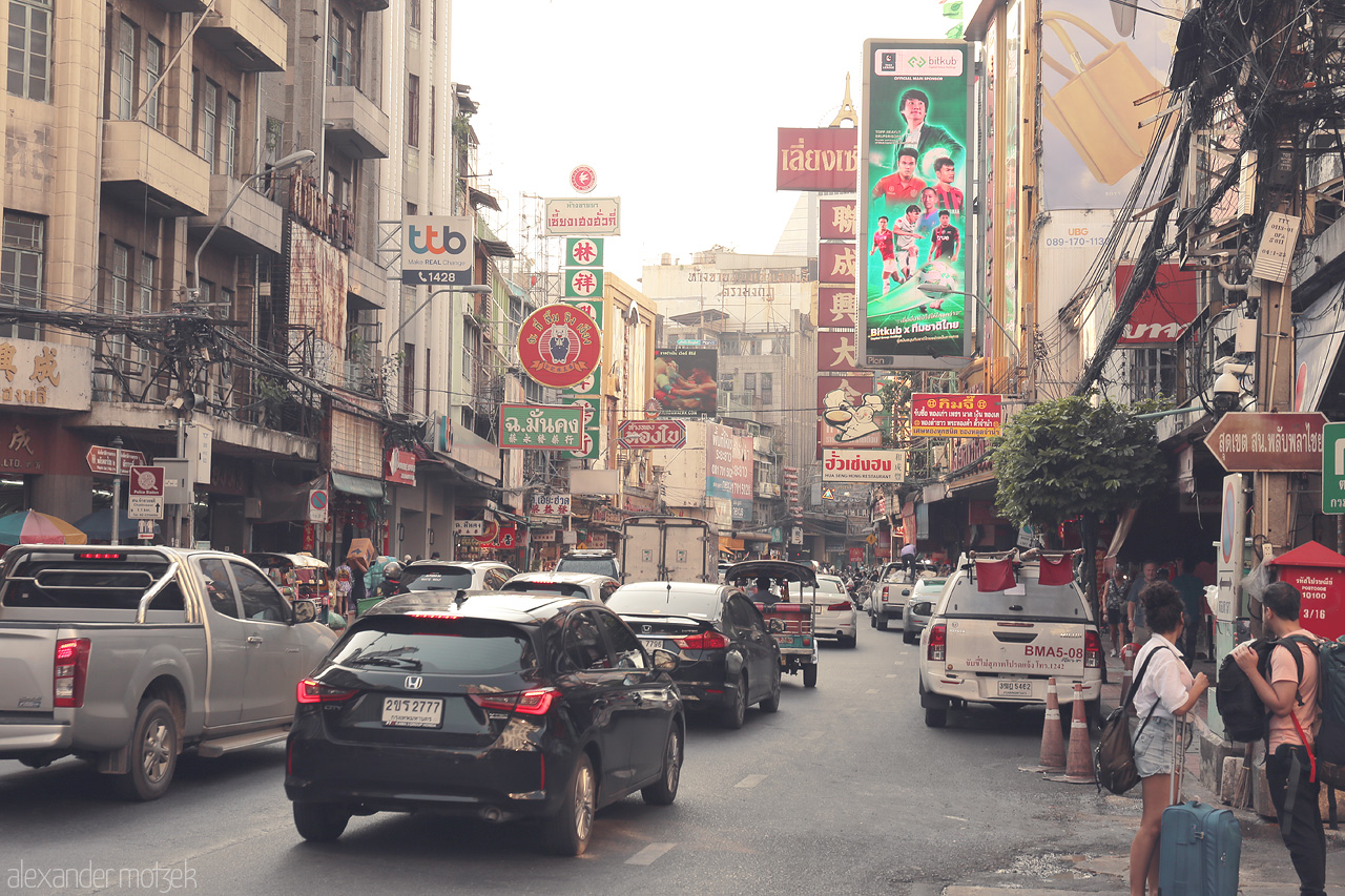 Foto von Bustling streets of Samphanthawong, Bangkok teeming with vibrant signs, bustling traffic, and rich cultural hues.