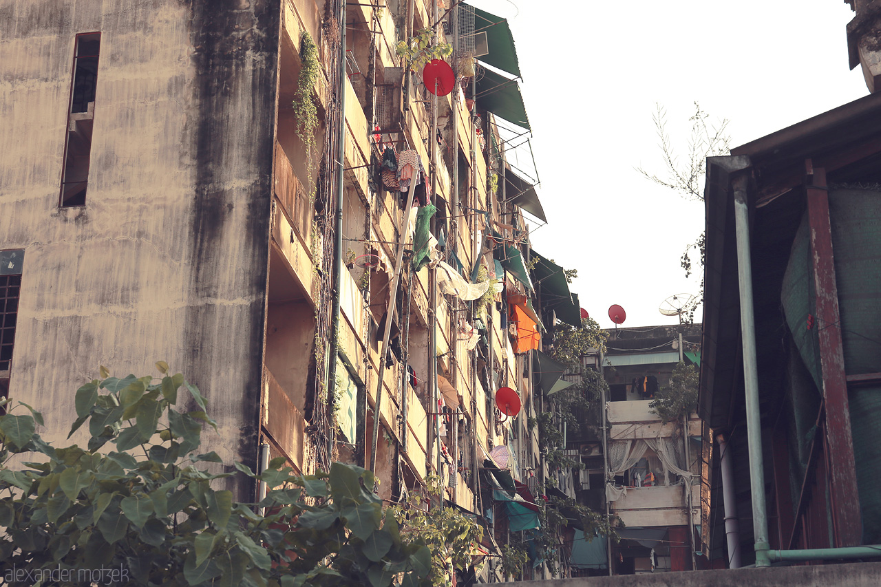 Foto von Explore the vibrant textures and lively colors of Samphanthawong's eclectic architecture in Bangkok, where life meets art in every corner.