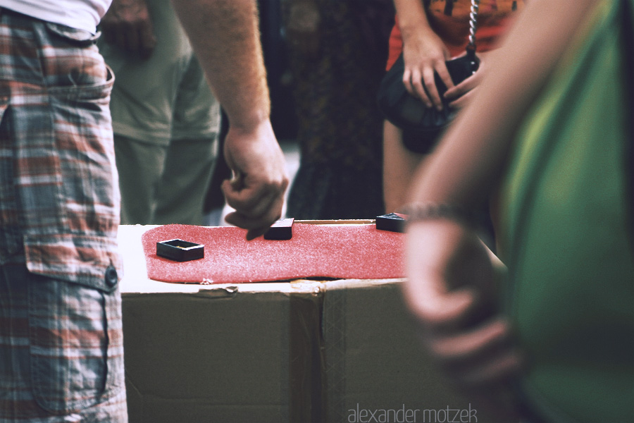 Foto von A street performer captivated crowds with sleight of hand magic on La Rambla in Barcelona, Spain.