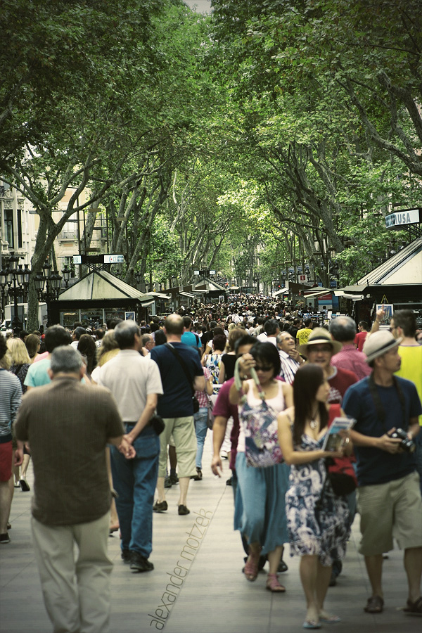 Foto von Bustling La Rambla in Barcelona, alive with tourists and locals, shaded by vibrant trees and lined with shops.