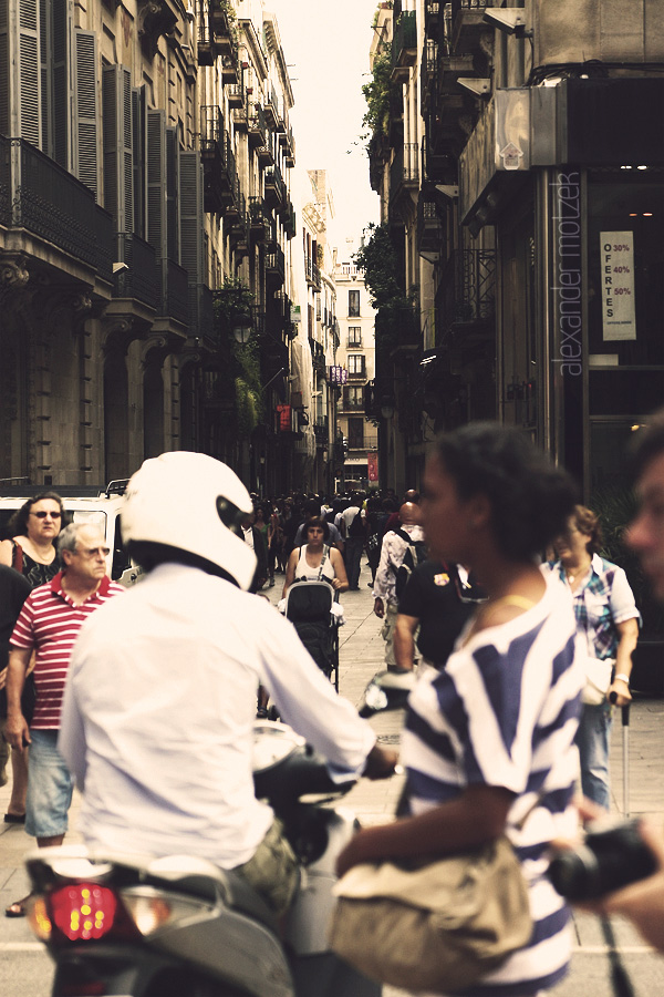 Foto von Lively street scene in Barcelona's bustling barrio, capturing the vibrant essence of local life and culture.