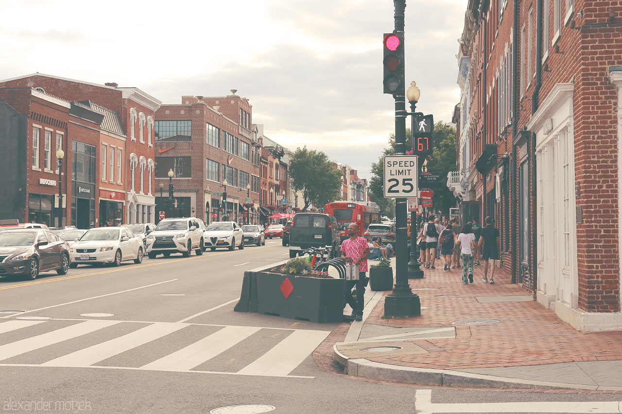 Georgetown Groove Foto von Bask in the urban charm of Georgetown, D.C., where historic bricks meet bustling street life under soft skies.