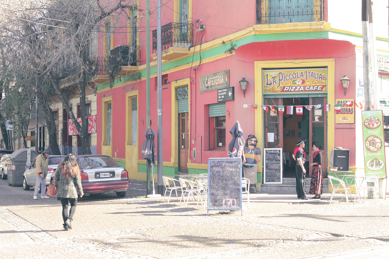 La Boca's Palette Foto von Brightly painted facades and bustling street life in La Boca, Buenos Aires, capture the neighborhood's vibrant essence and charm.