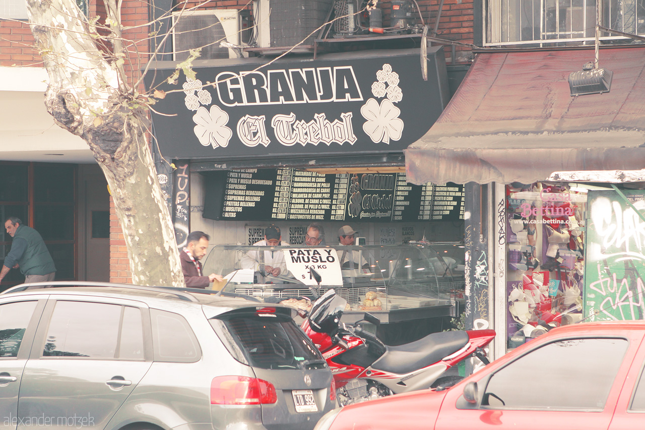 Foto von A bustling street food spot in Buenos Aires, capturing local flavors with its vibrant stand and savory offerings.