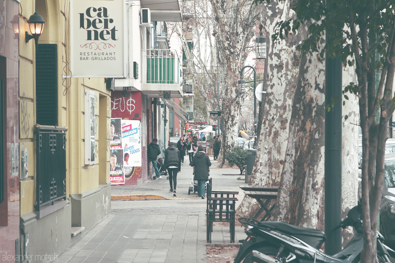 Foto von Discover the charm of Buenos Aires with a stroll down its leafy streets, where bar griilados invite locals and tourists alike to savor the moment.