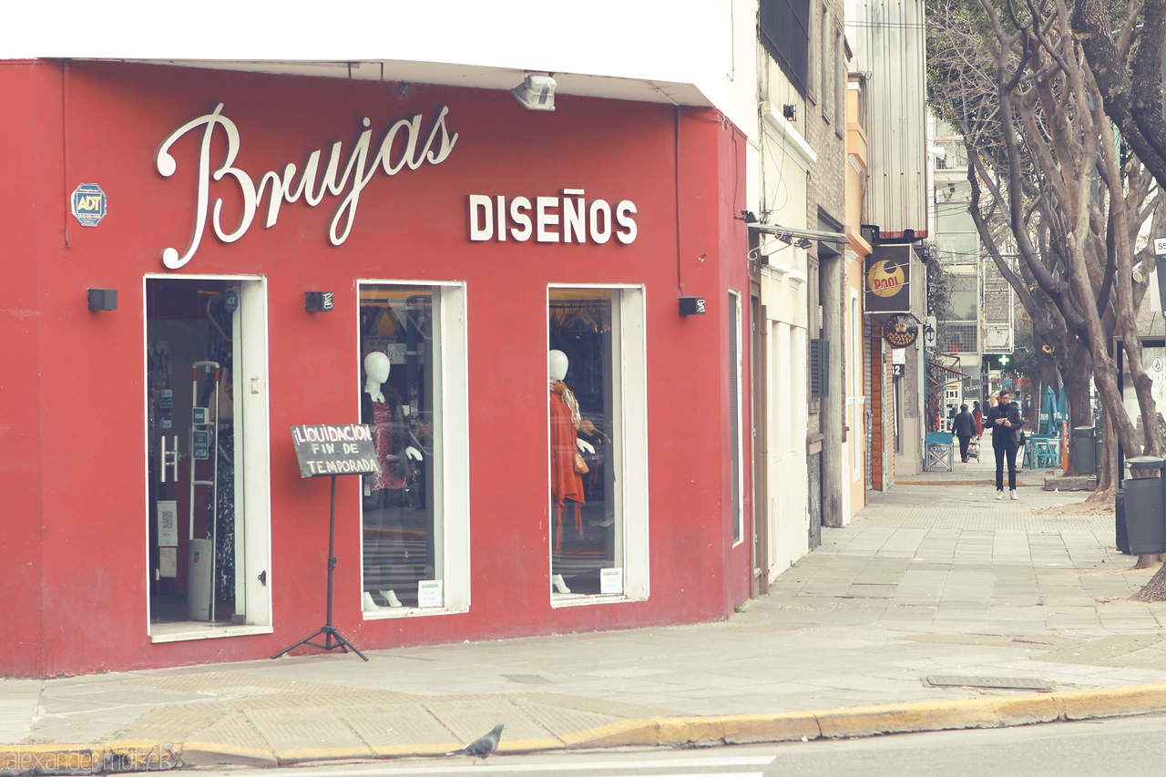 Foto von Discover the enchanting hues of Brujas Diseños on a quaint Buenos Aires street, where creativity meets elegance.