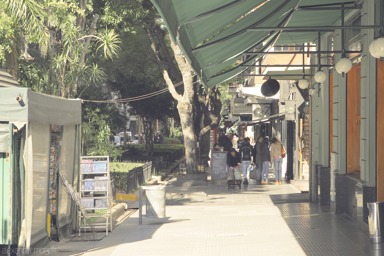 Foto von Sunlit streets of Buenos Aires invite with lively cafes and verdant charm, capturing the essence of Recoleta's vibrant life.