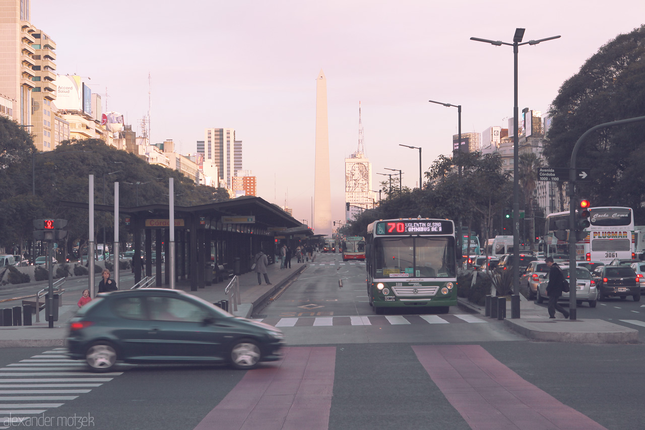Obelisco Rushing By Foto von Bustling Buenos Aires scene with the iconic Obelisco in view, capturing urban life on a busy avenue.