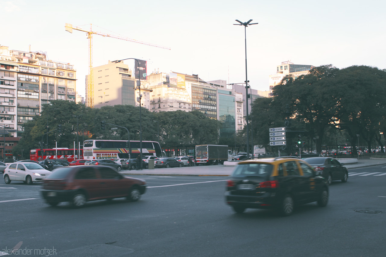 Calle Corrientes Hustle Foto von Bustling Buenos Aires street scene with moving traffic and city landscape, capturing the vibrant urban life.