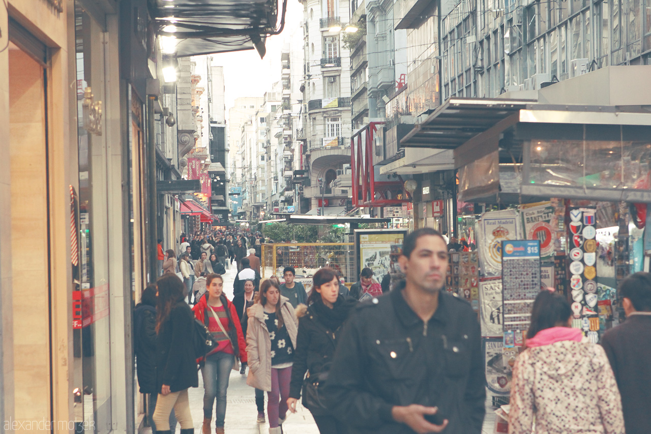 Calle Corrientes Beat Foto von Bustling day on Calle Corrientes in Buenos Aires, where locals and tourists immerse in vibrant city rhythms and urban charm.