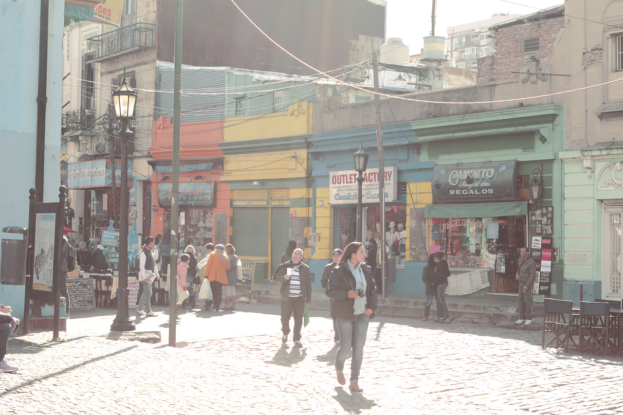Colores de La Boca Foto von Bustling streets of La Boca, Buenos Aires, alive with vibrant colors and local charm.