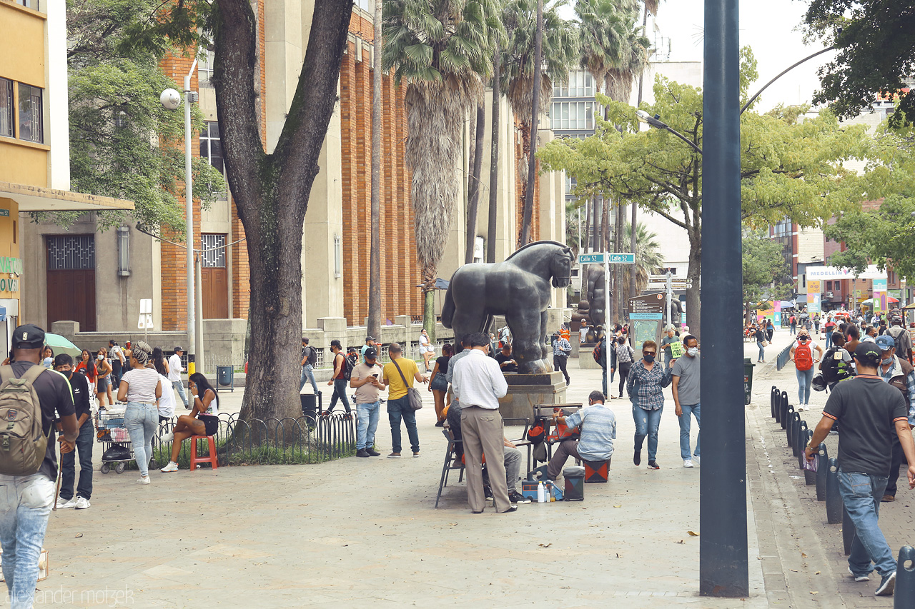 Foto von A bustling day around Botero's sculpture in Comuna 10, La Candelaria, Medellín, Colombia, showcasing local life and vibrant urban charm.