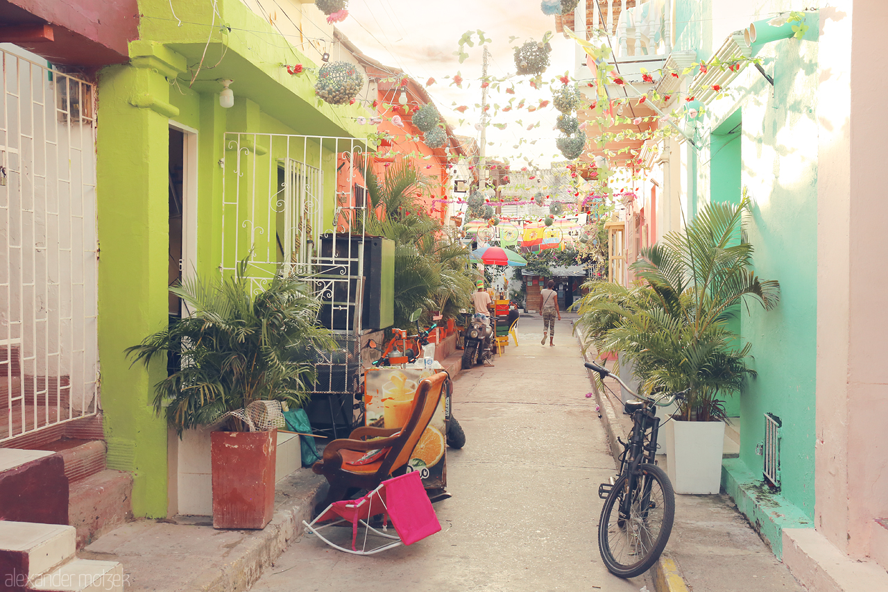 Foto von A colorful street in Cartagena, Colombia, adorned with vibrant decorations and tropical plants, capturing the vibrancy of local culture.