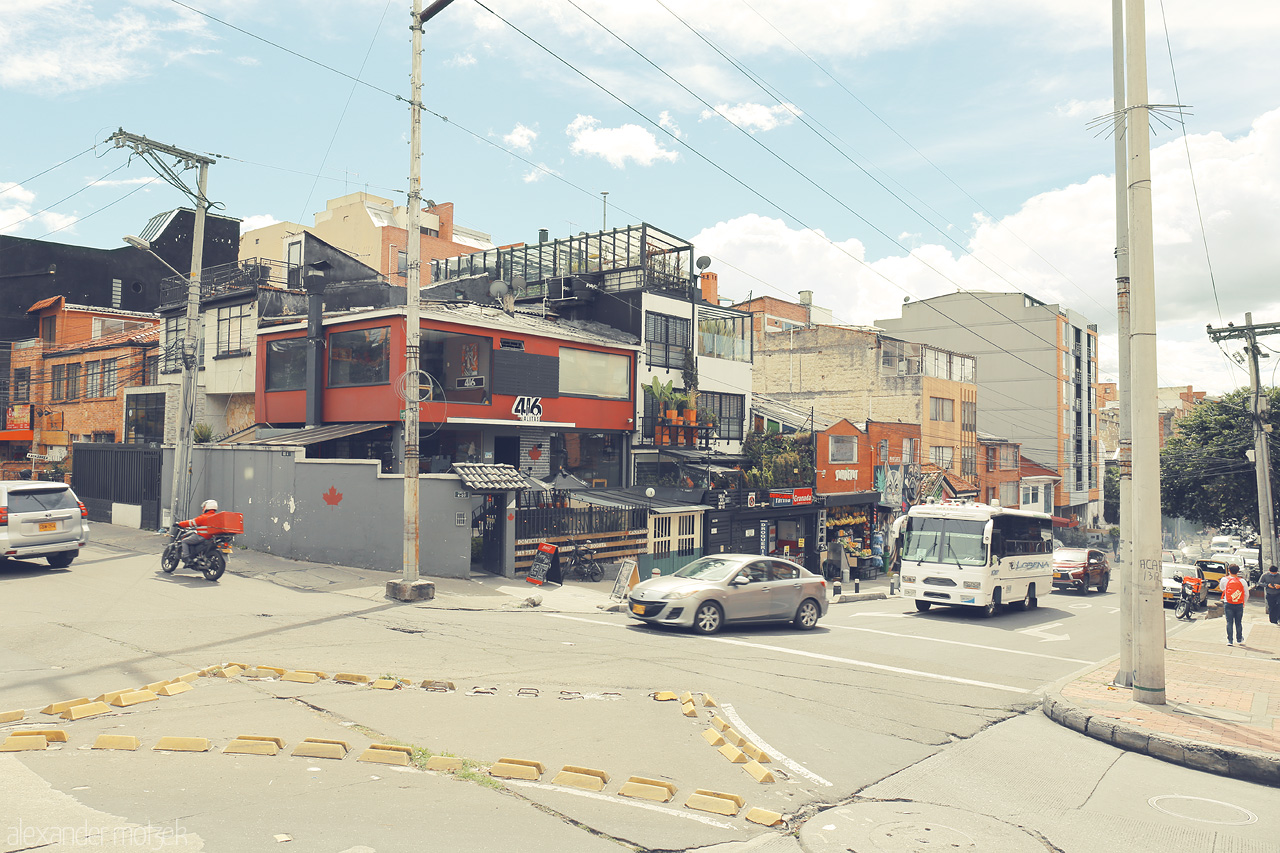 Foto von A lively street scene in Chapinero, Bogotá, Colombia, showcasing the vibrant urban architecture and daily hustle of the neighborhood.