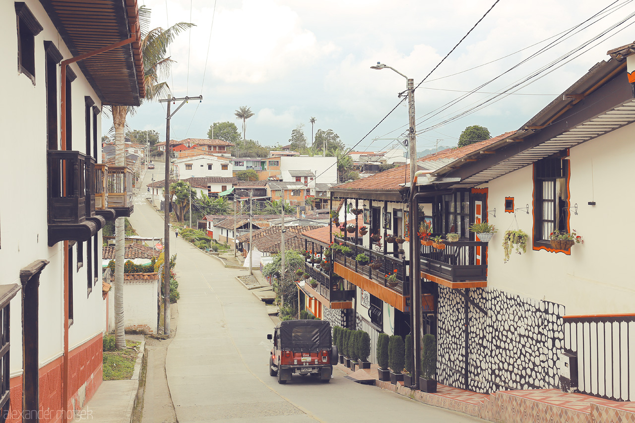 Foto von A serene street in Salento, Quindío, Colombia, featuring colonial architecture and vibrant local life.