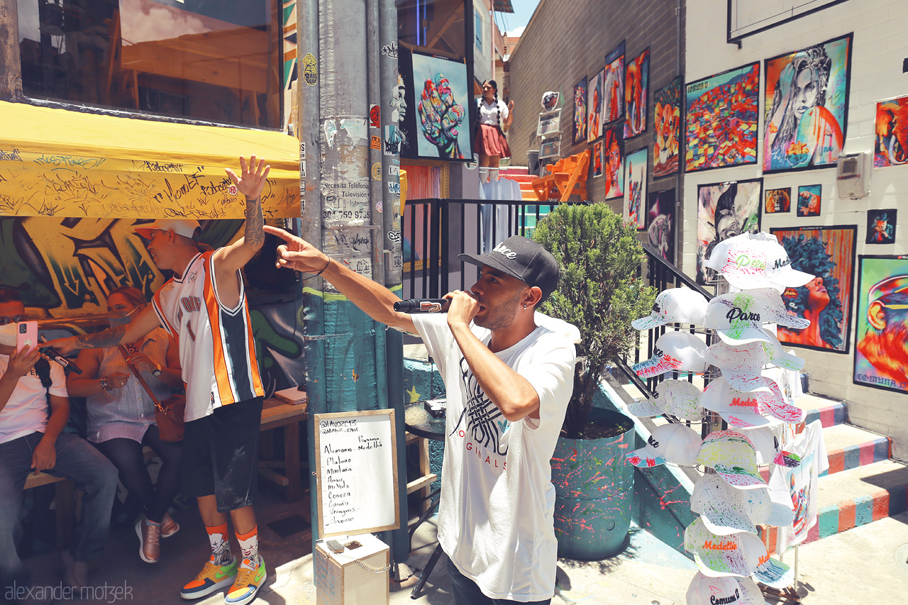 Foto von A street performer electrifies the vibrant, art-filled streets of Comuna 13 in Medellín. Graffiti murals and colorful stairs add life to the scene.