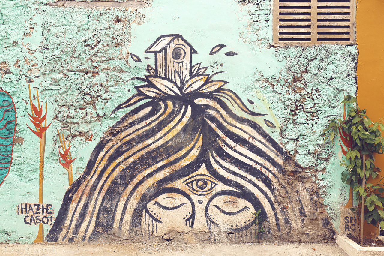 Foto von A striking street art piece in Cartagena reveals mystical imagery and vibrant colors epitomizing the local culture. 'Hazte caso' reminds to self-listen.