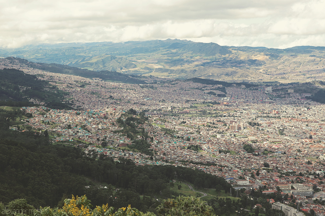 Foto von A sweeping panorama of Bogotá from Santa Fé, capturing the city's sprawling beauty nestled between the Andean mountains.