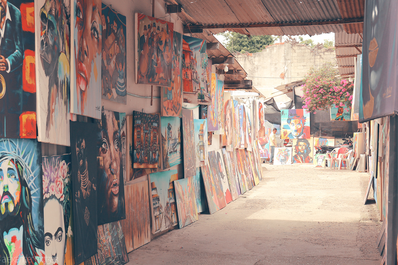 Foto von A vibrant alley in Cartagena, Colombia filled with expressive street art and colorful paintings, showcasing local creativity and culture.