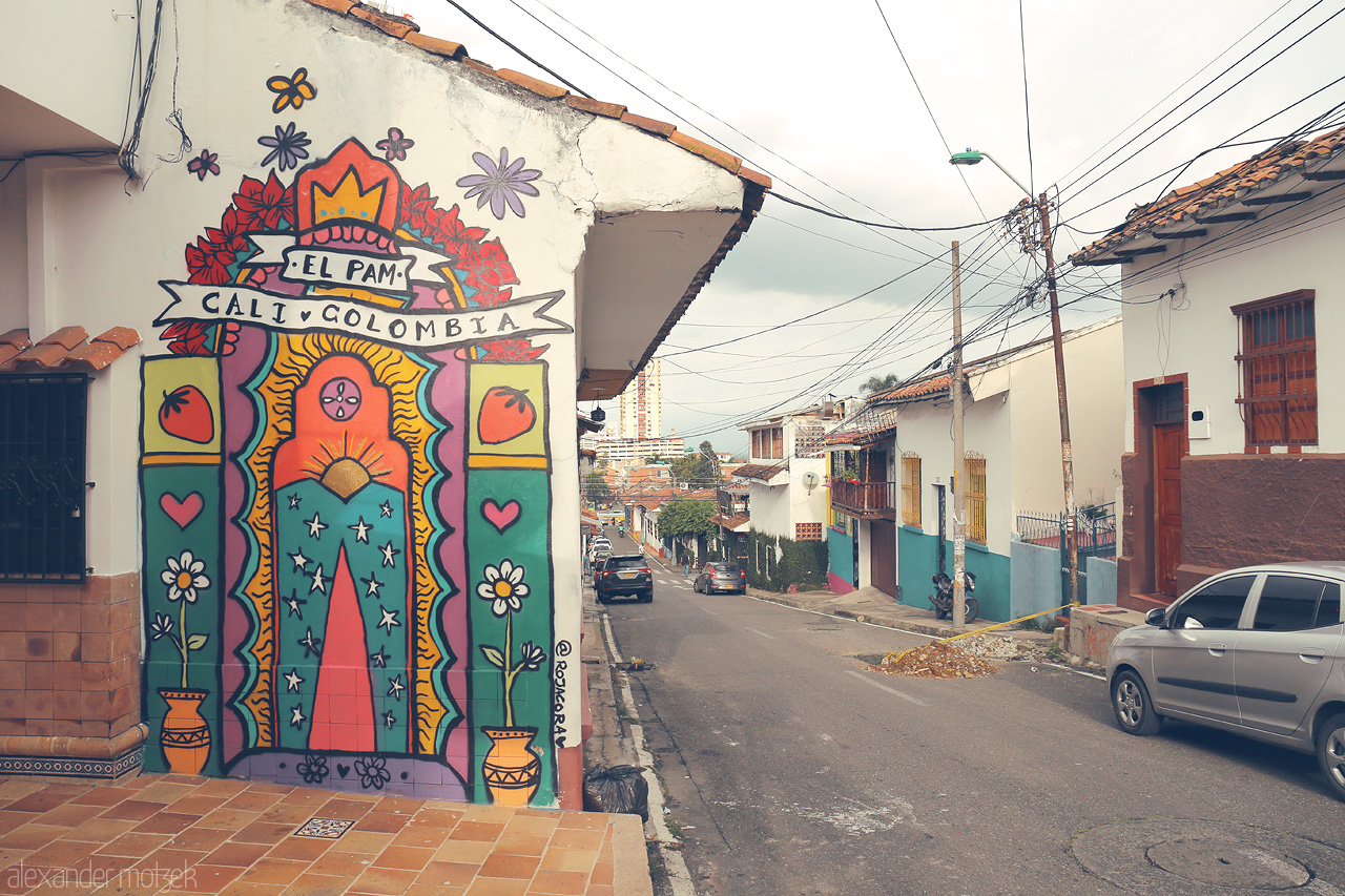 Foto von A vibrant mural brightens a street in Comuna 3, Cali, Colombia. Urban art meets daily life in this lively neighborhood.