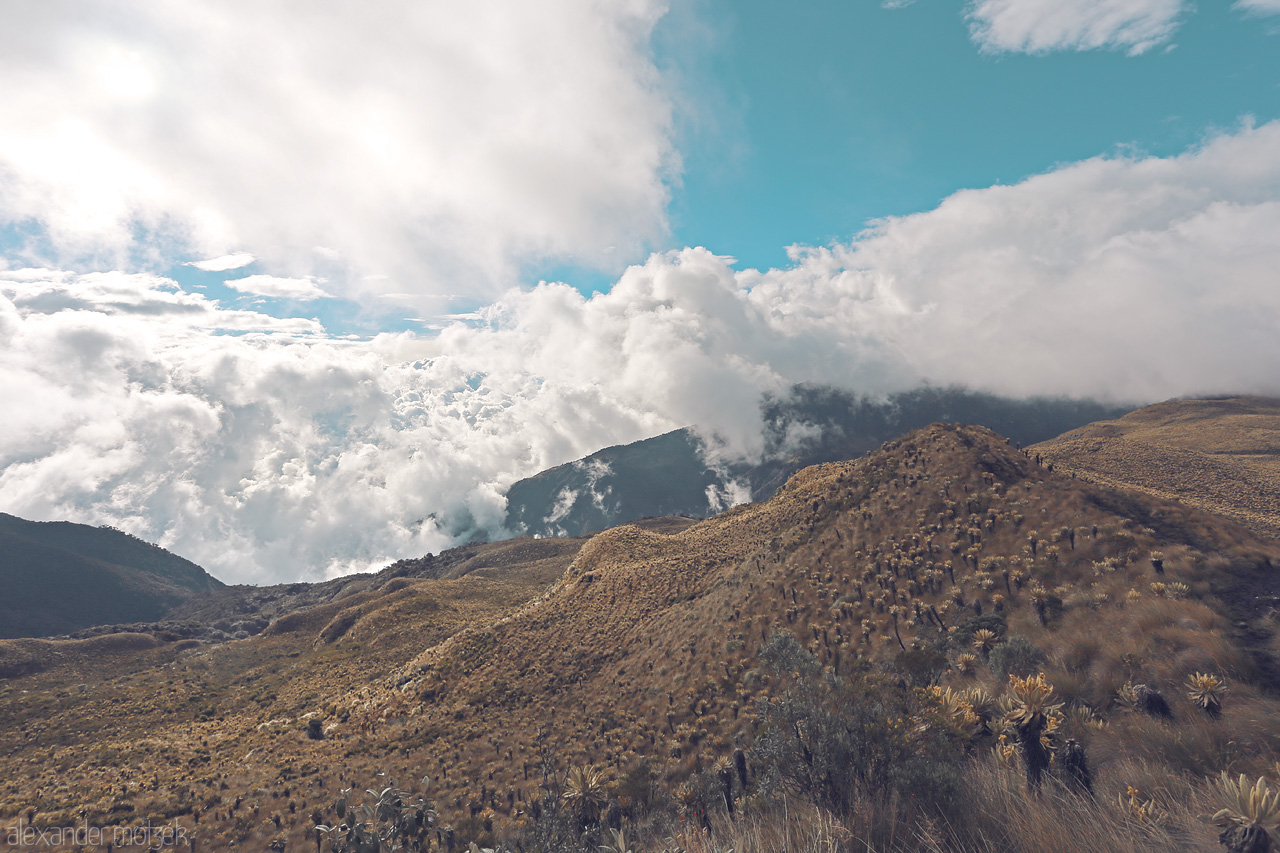 Foto von Breathtaking clouds hover over the rolling landscapes of Salento, Quindío in Colombia's Eje Cafetero region.