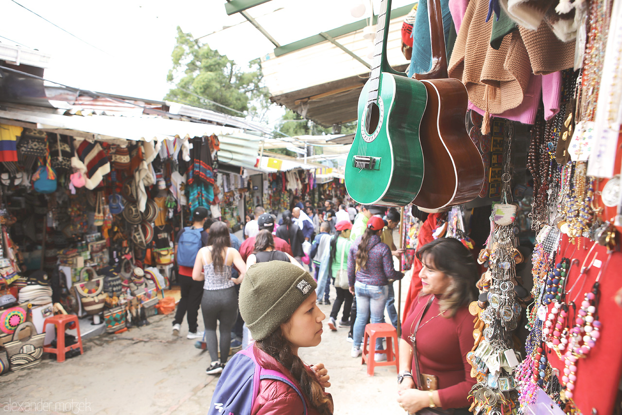 Foto von Bustling market in Santa Fé, Bogota, Colombia, filled with vibrant crafts, artisan jewelry, and the spirit of local culture.