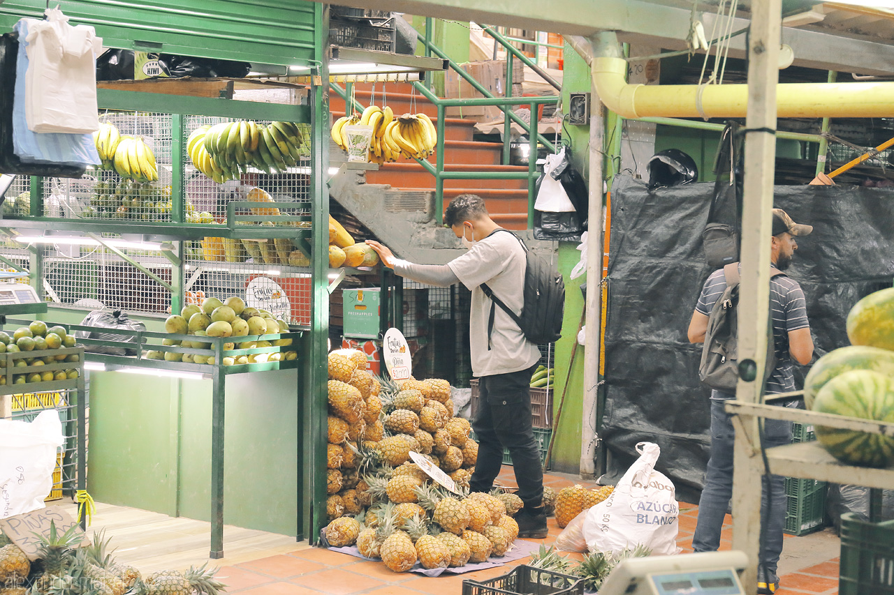 Foto von Bustling market scene in La Candelaria, Medellín. Vendors arrange tropical fruits; a sensory delight of Colombian culture.