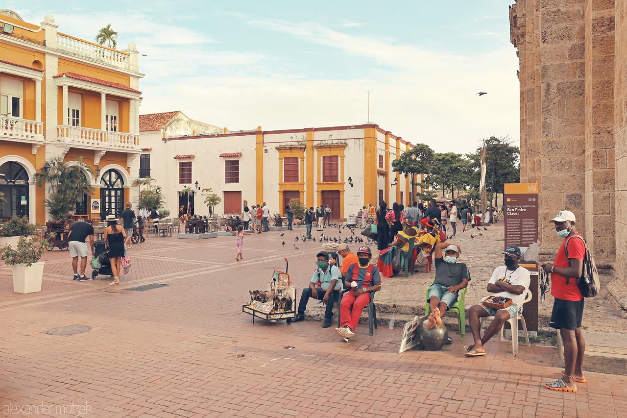 Foto von Bustling plaza in Cartagena, Colombia, with locals and tourists enjoying the colorful colonial architecture and lively atmosphere.