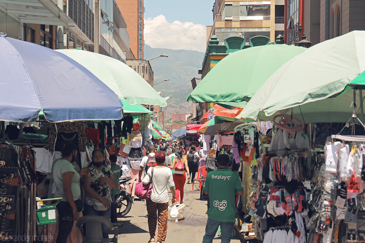 Foto von Bustling street market in Comuna 10 - La Candelaria, Medellín, Colombia, featuring vibrant stalls and busy locals.