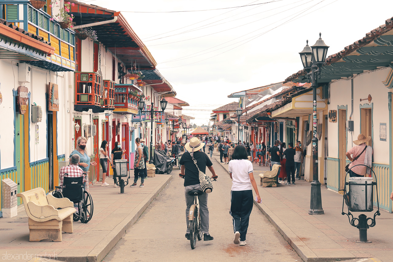 Foto von Capturing the vibrant streets of Salento, Quindío, Colombia, filled with colorful buildings and life. A glimpse into local charm and culture.