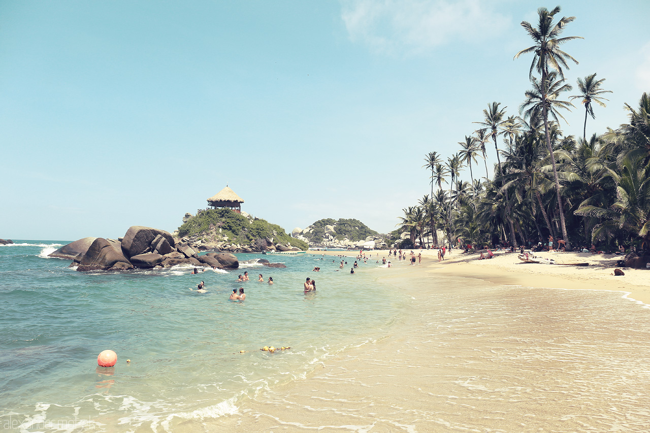 Foto von Discover the enchanting beach of Tayrona, Santa Marta, Colombia. Pristine sands, turquoise waters, and lush palms create a tropical paradise.