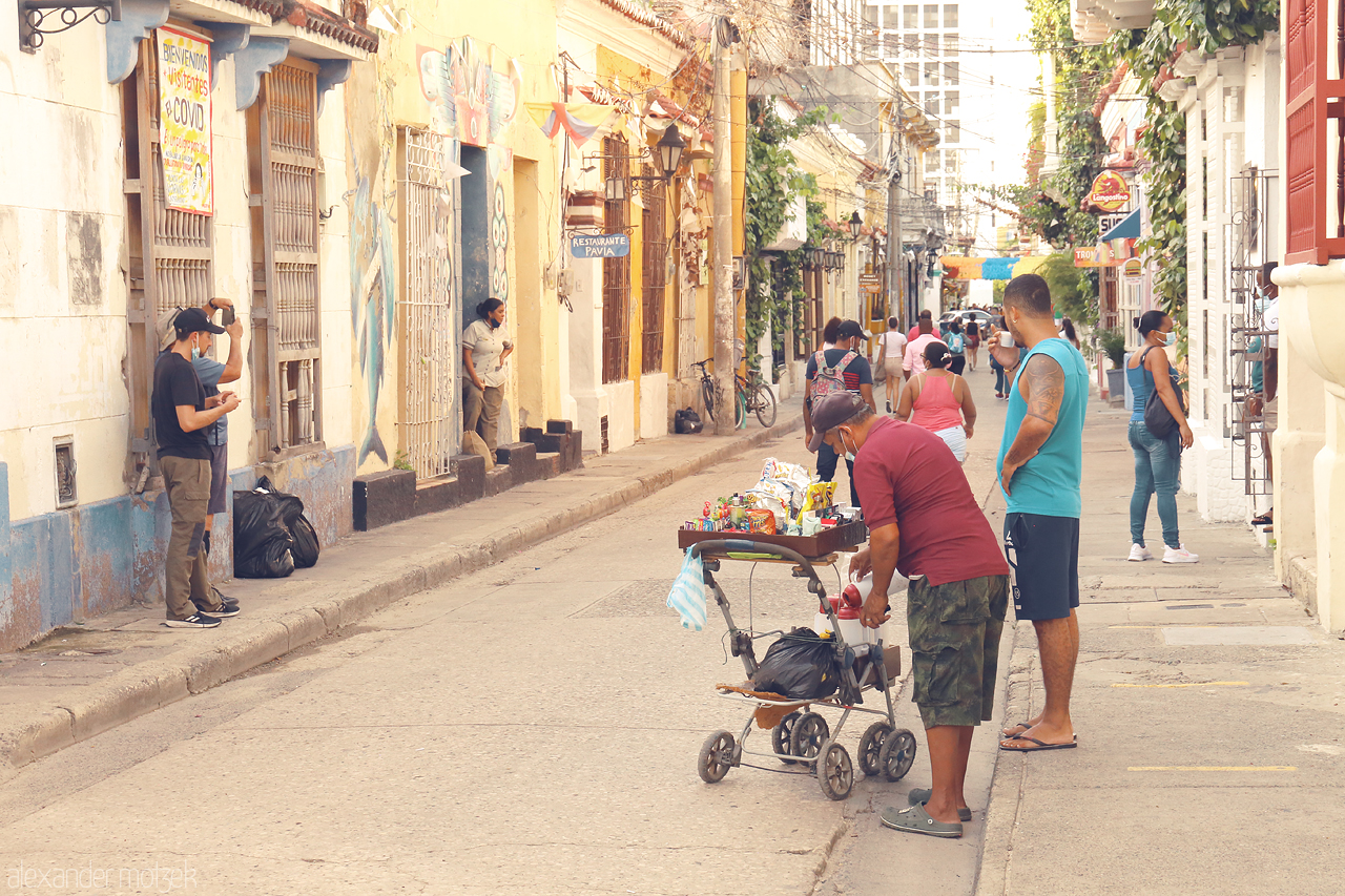 Foto von Everyday life unfolds in a vibrant street of Cartagena, Colombia, capturing local vendors and colorful colonial architecture.