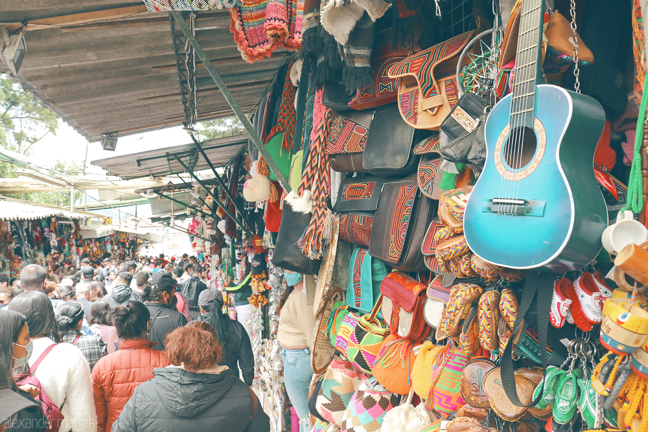 Foto von Experience the rich tapestry and vibrant crafts of Monserrate Market in Bogota, Colombia—a bustling hub of local culture and colorful artistry.