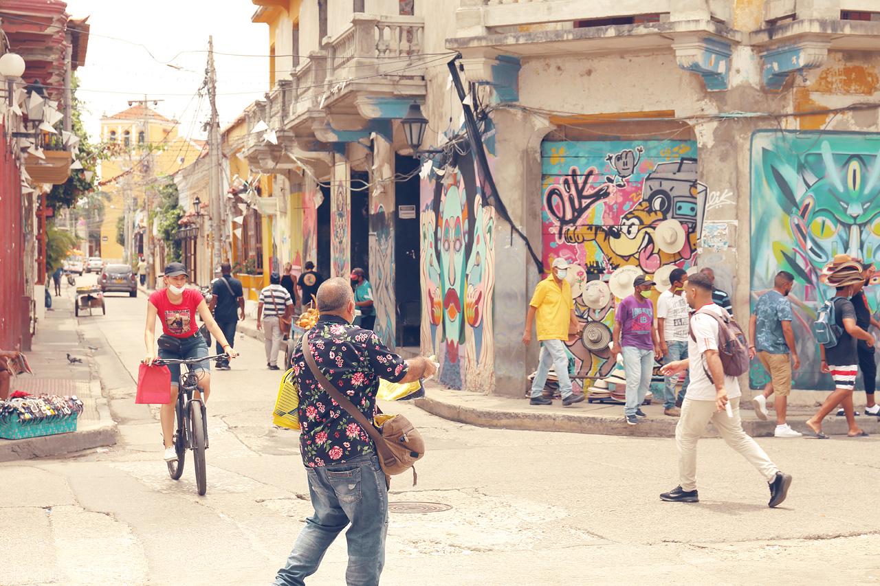 Foto von Exploring Cartagena's lively streets in Getsemaní, where colorful murals and vibrant life converge in an urban tapestry.