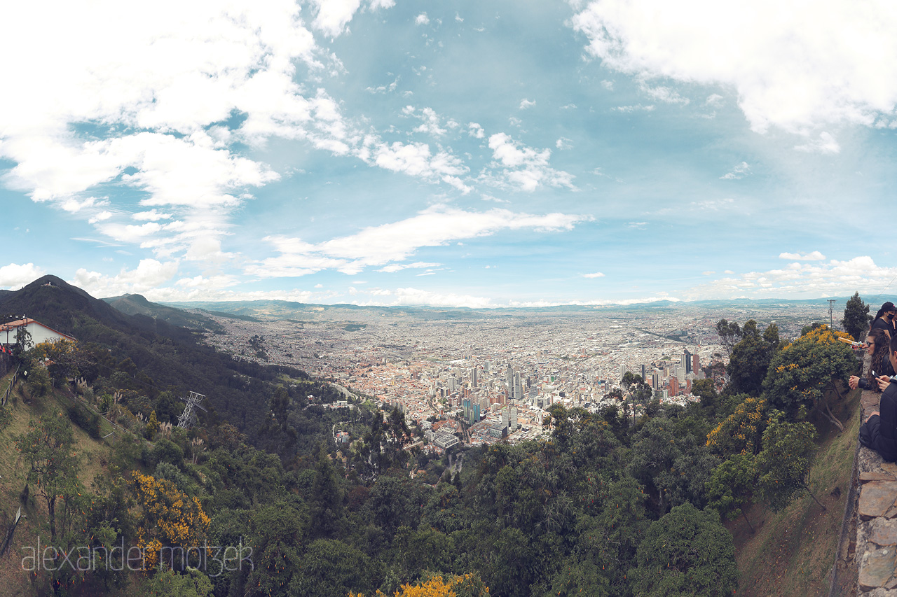 Foto von Gaze upon Bogotá from the heights of Monserrate, where urban sprawl meets Andean beauty under endless skies.