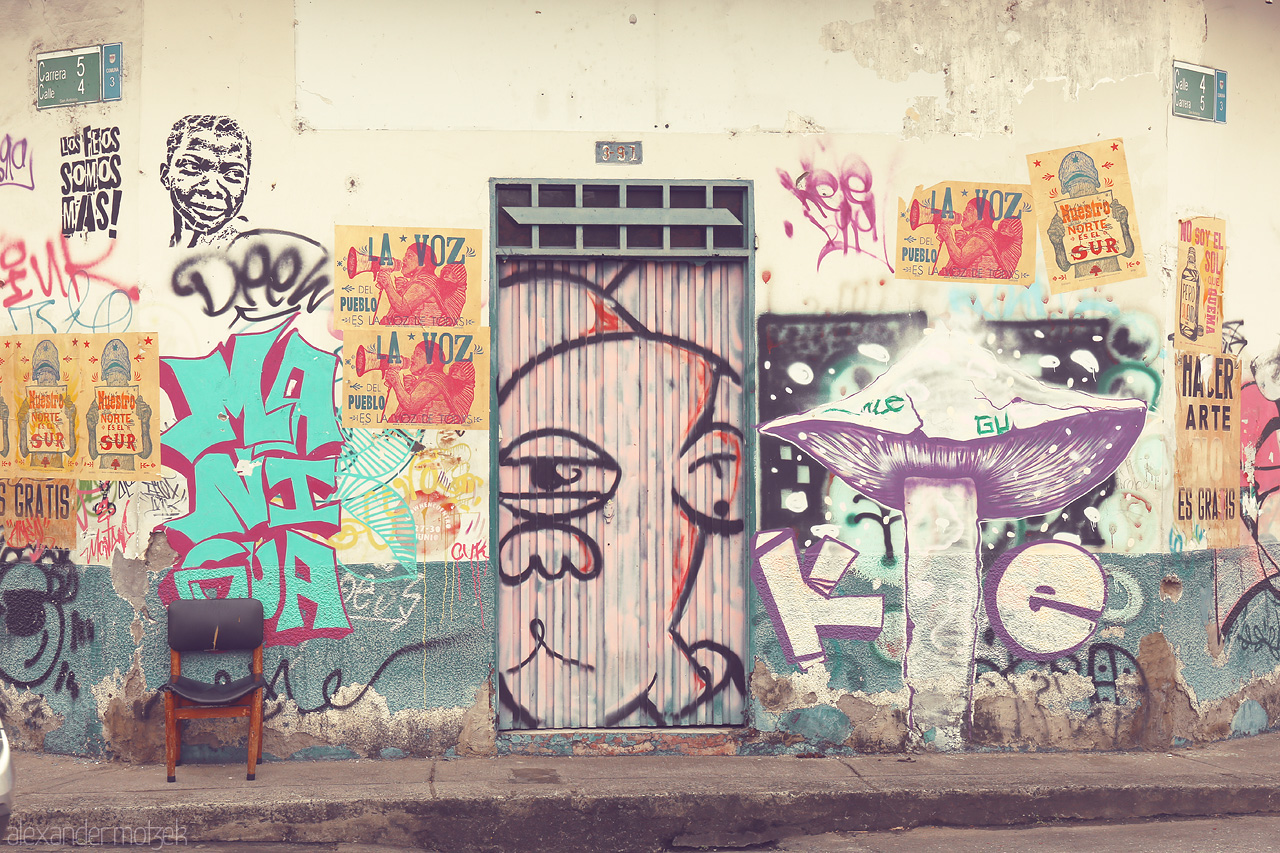 Foto von Graffiti-adorned wall and street art in Comuna 3, Cali, Colombia showcasing vibrant local artistry and culture.