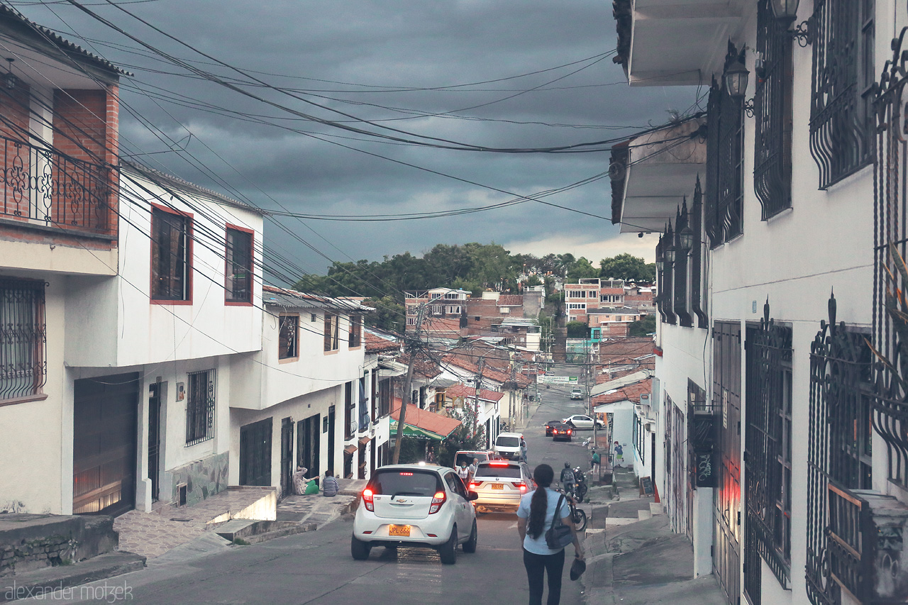 Foto von Local streets of Comuna 3 in Cali, Colombia, under a moody sky, highlighting the charming daily lives and urban beauty of the neighborhood.