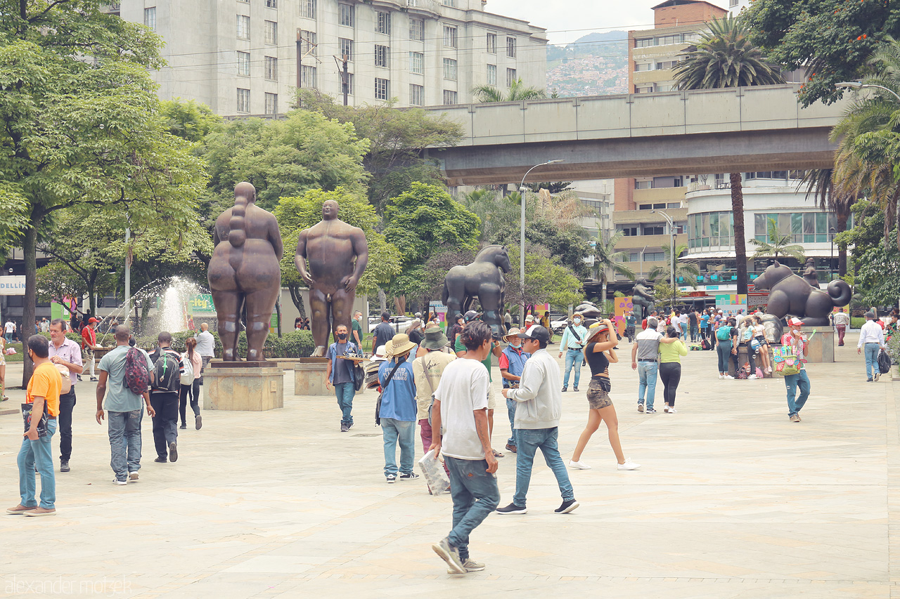 Foto von Locals and tourists alike wander beneath the iconic Botero statues in Comuna 10 - La Candelaria, Medellín.