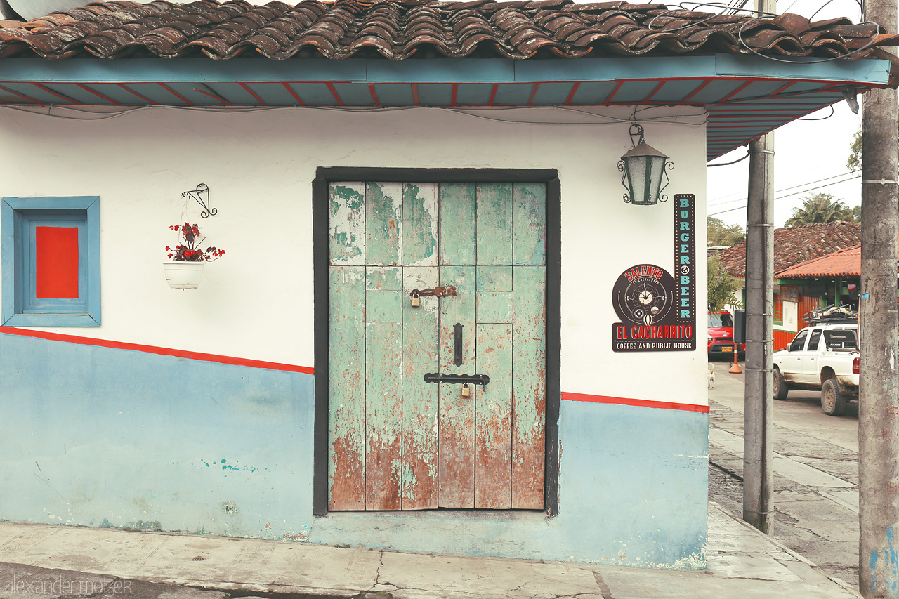 Foto von Rustic charm of a colorful door in Salento, Quindío, Colombia, with traditional decor and vibrant surroundings.