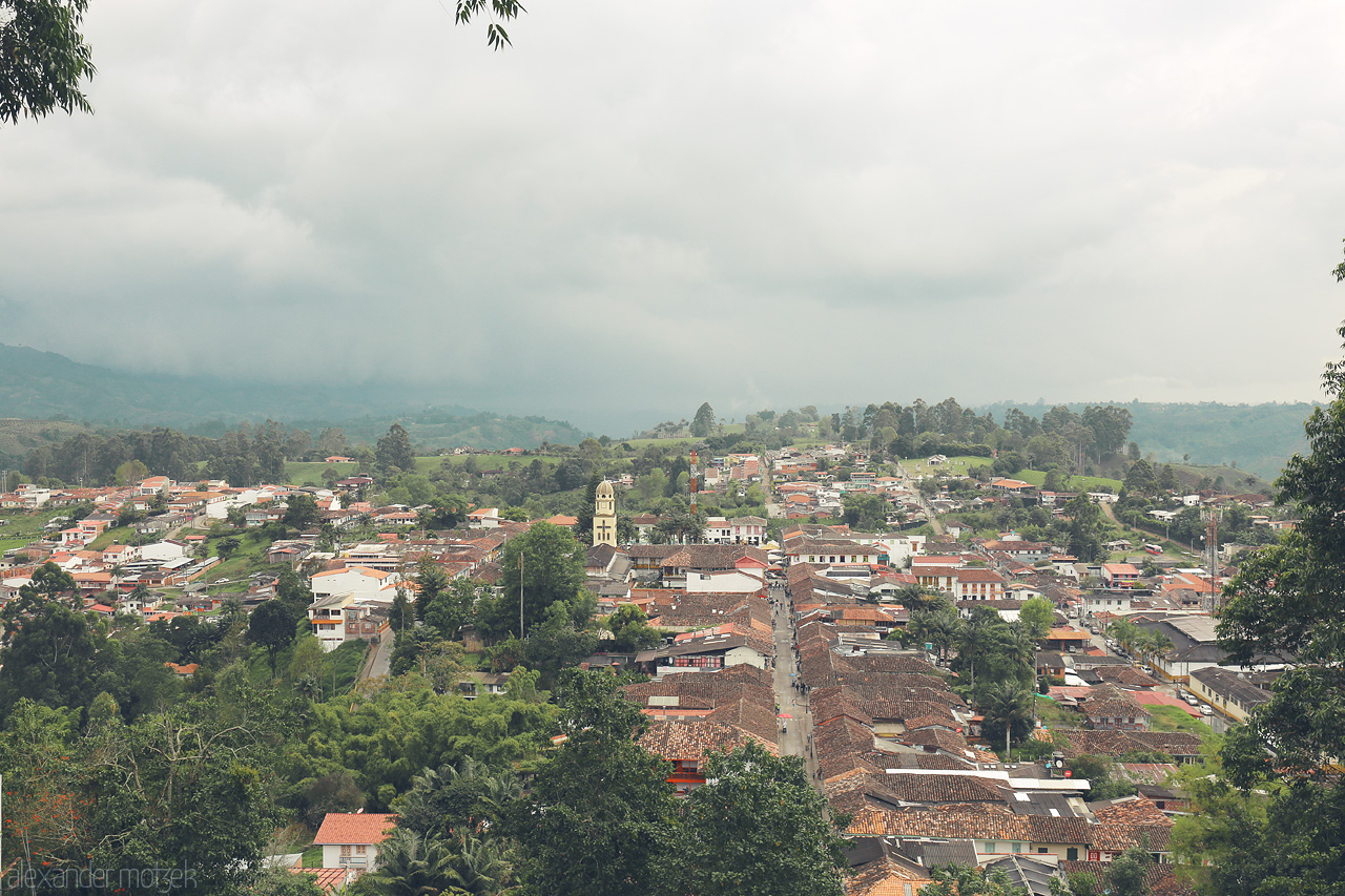 Foto von Salento's charming rooftops and lush greenery under a cloudy sky in Quindío, Colombia.