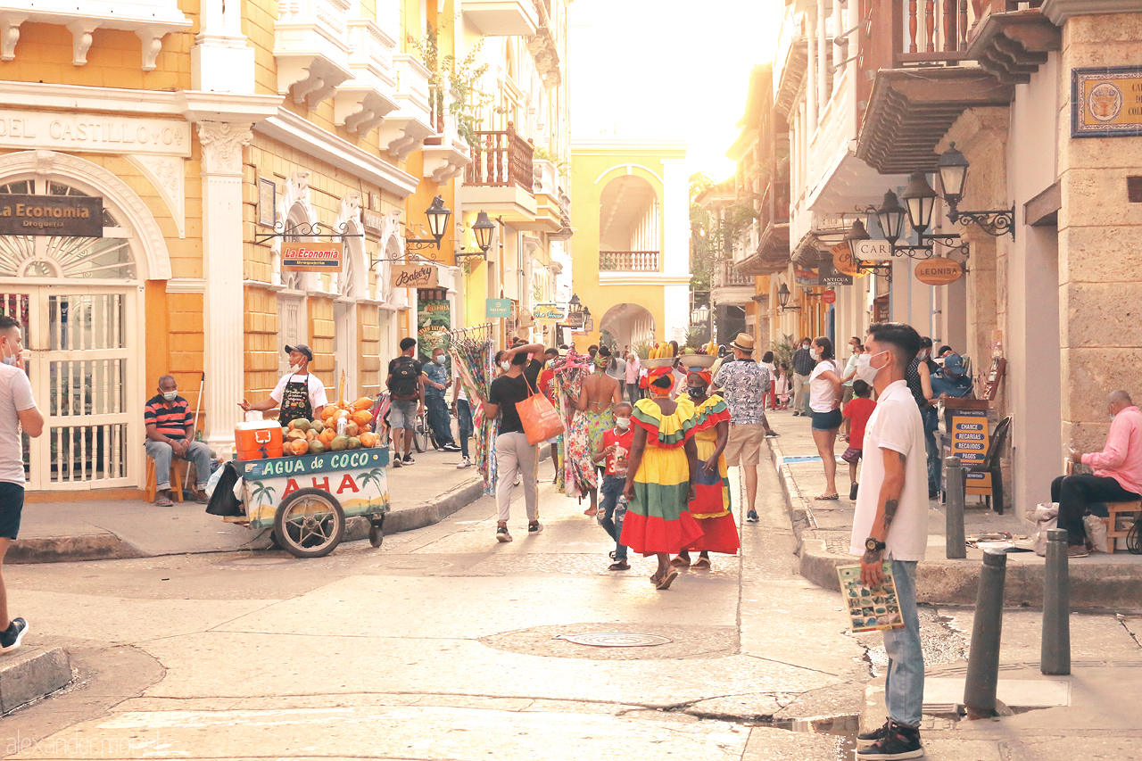 Foto von Street life in Cartagena, Colombia. Colorful costumes, street vendors, and the vibrant architecture embrace the city's festive spirit.