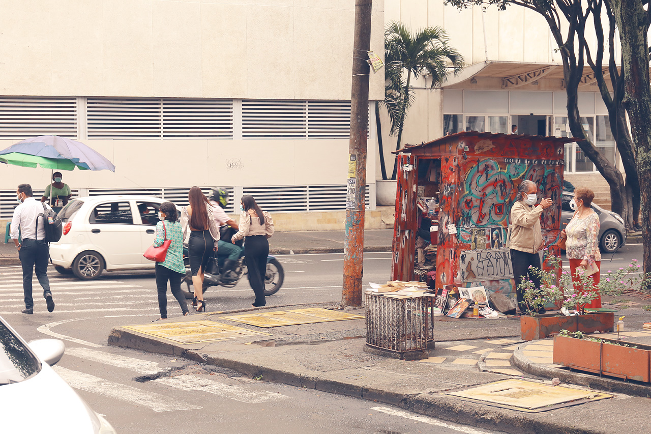 Foto von Street life in Comuna 3, Cali, showcasing vibrant murals, everyday hustle, and a blend of modernity with urban culture.