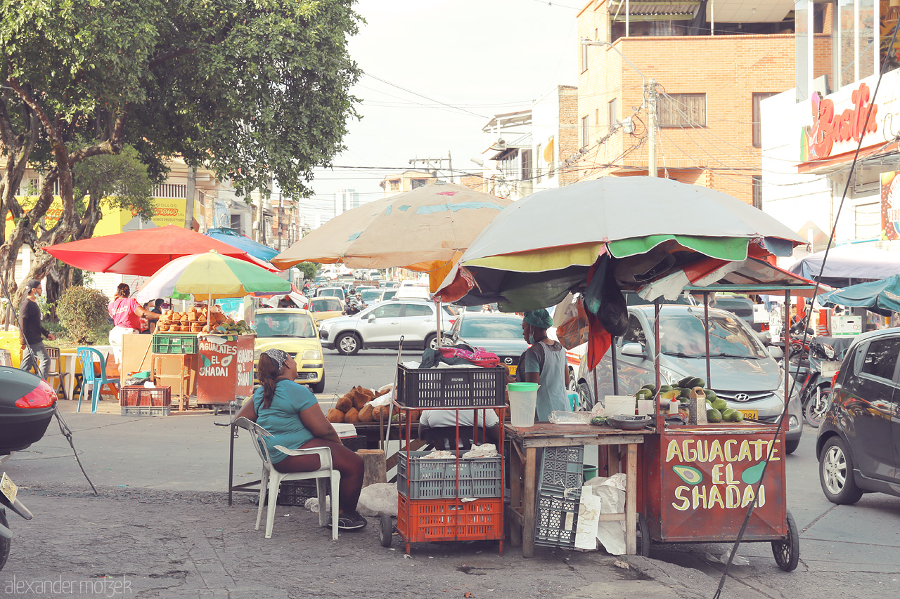 Foto von Street vendors in Comuna 19, Cali, Colombia, showcasing colorful umbrellas and fresh produce. Life vibrates in this bustling local market.