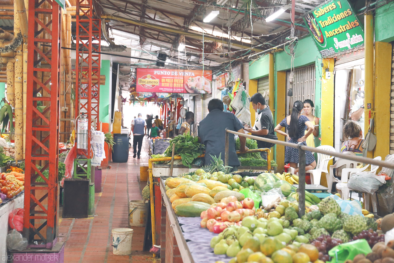 Foto von The vibrant market in Comuna 19, Cali, Colombia, bustling with local flavors and colors.